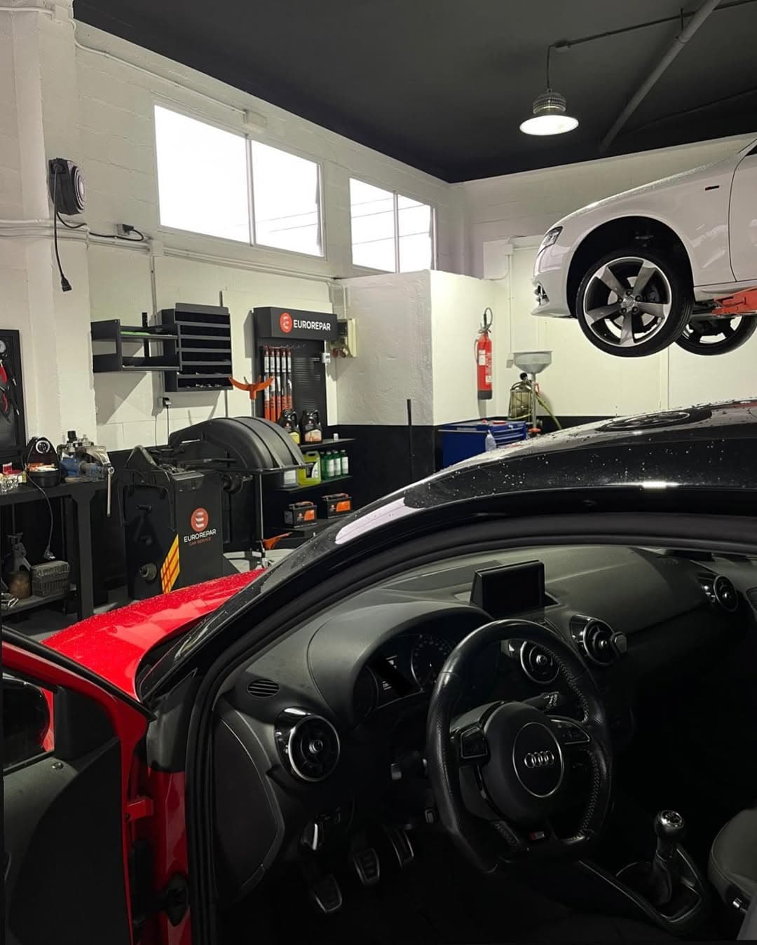 Mecánico realizando una reparación en Talleres Jocar en A Guarda